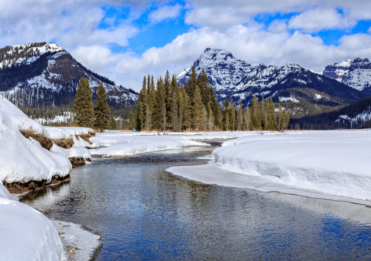 Scientists say Yellowstone Lake's ice cover remains unchanged despite ...