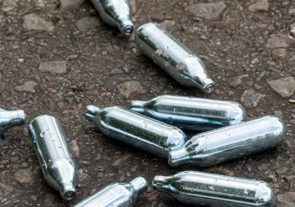 Cilindros de óxido nitroso não reciclados.