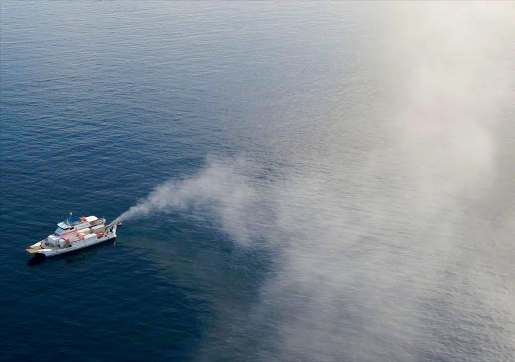 Le navire effectue le nettoyage des nuages marins (MCB) en pulvérisant des aérosols dans l'atmosphère par le biais d'une turbine montée sur le pont (image : Southern Cross University).