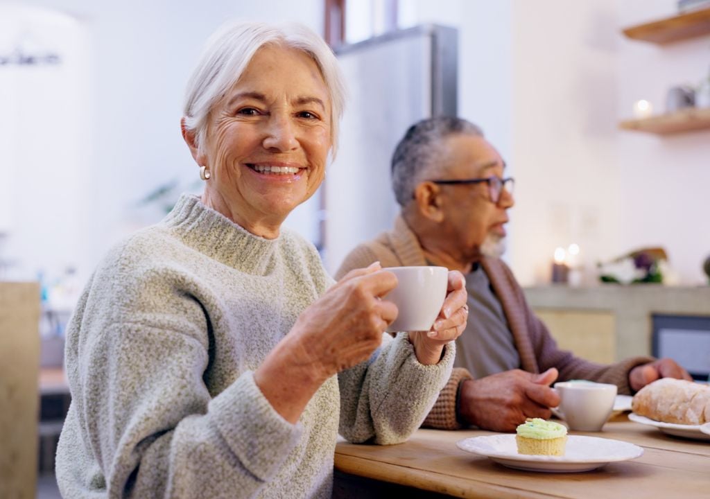 Idosos consumindo café em uma mesa. Idosos consumindo café em uma mesa.