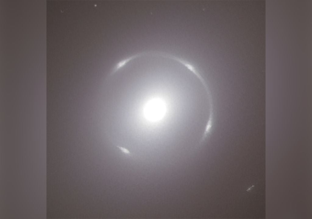 Primer plano del anillo de Einstein de la galaxia NGC 6505