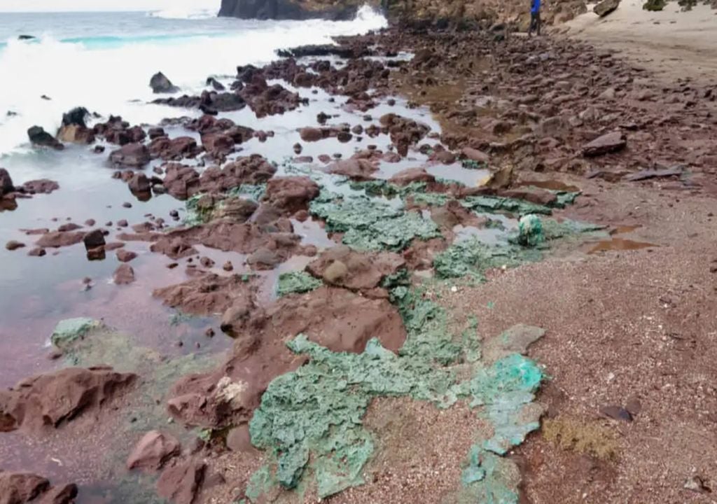 Registro pioneiro feito por geóloga revelou que o litoral brasileiro abriga rochas vulcânicas e areias cimentadas por polímeros derretidos. Foto: Fernanda Avelar Santos/ Divulgação