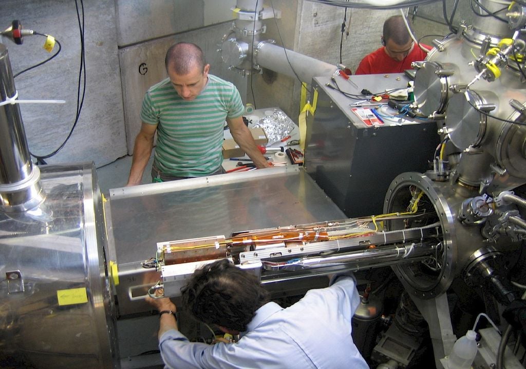 O investigador Luís Fernandes, da Universidade de Coimbra a trabalhar na experiência na internacional CREMA, na Suíça O investigador Luís Fernandes, da Universidade de Coimbra a trabalhar na experiência na internacional CREMA, na Suíça