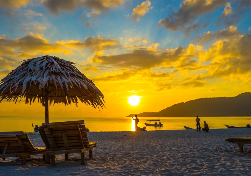 isla El atardecer en las islas Perhentian de Terengganu, refleja uno de los paisajes más emblemáticos de Malasia, una región clave para la biodiversidad marina y el turismo del sudeste asiático.