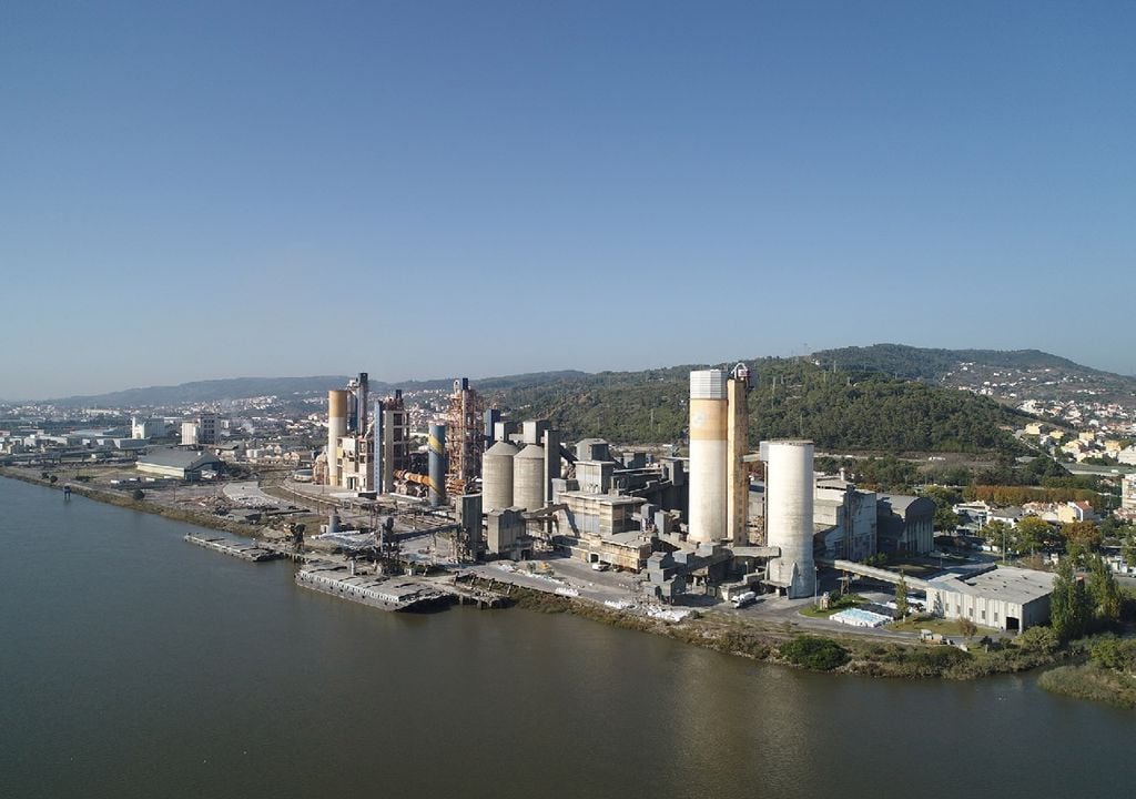 O primeiro complexo industrial de cimento construído de raiz em Portugal foi o Cimento Tejo, entre 1890 e 1894, hoje fábrica de Alhandra da CIMPOR. Foto: CIMPOR