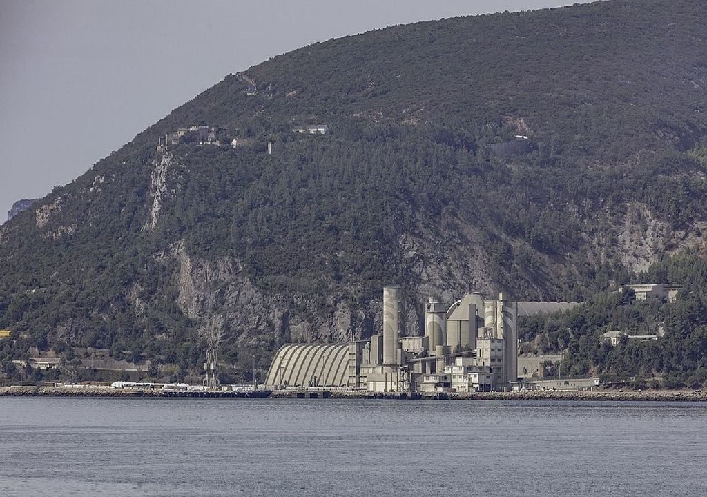 Foi em 1906, junto à Serra da Arrábida, que nasceu a primeira fábrica da Secil Portugal (Outão). Foto: Diego Celso, obra do próprio, CC BY-SA 4.0, via Wikimedia Commons.