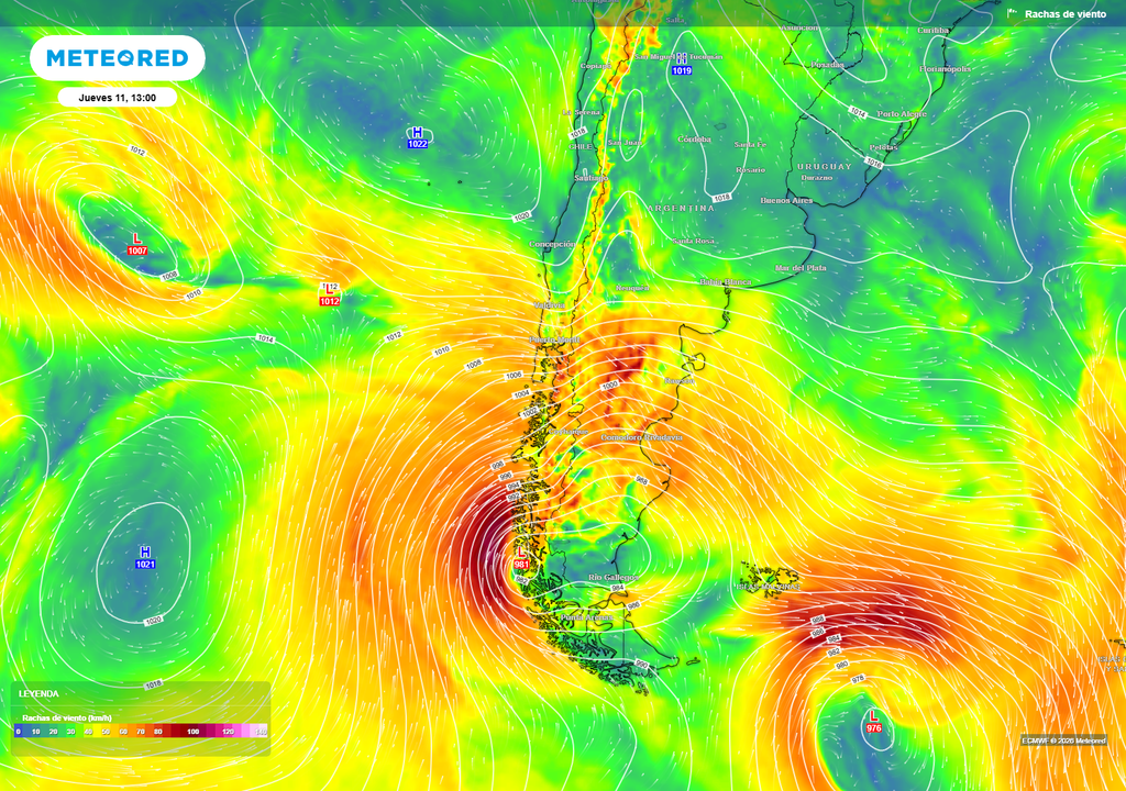 mapa de rachas de viento. El modelo ECMWF muestra un intenso campo de viento asociado a bajas presiones y al avance de un frente frío sobre la zona austral durante el jueves 11 de junio. Los tonos naranjos y rojos indican las rachas más fuertes, especialmente en Patagonia y sectores expuestos.