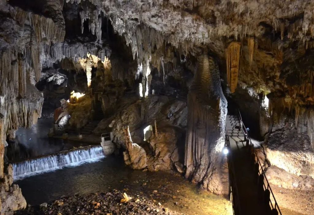 Vista do Cânion do Diabo, em São Paulo. O local se destaca pelas paredes rochosas imponentes e pela paisagem preservada da Mata Atlântica. Crédito: Guia Viajar Melhor