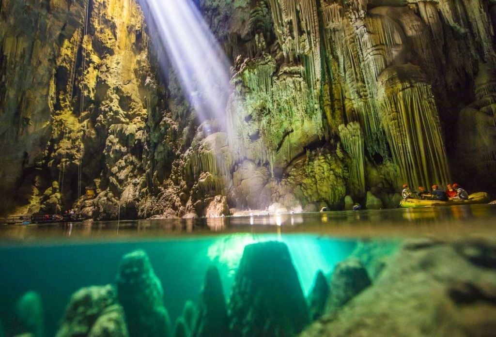 Vista do Abismo Anhumas, caverna localizada em Bonito (MS) conhecida pelo lago subterrâneo de águas cristalinas e pelas formações geológicas que atraem mergulhadores e visitantes do mundo todo. Crédito: Divulgação Portal do Turista