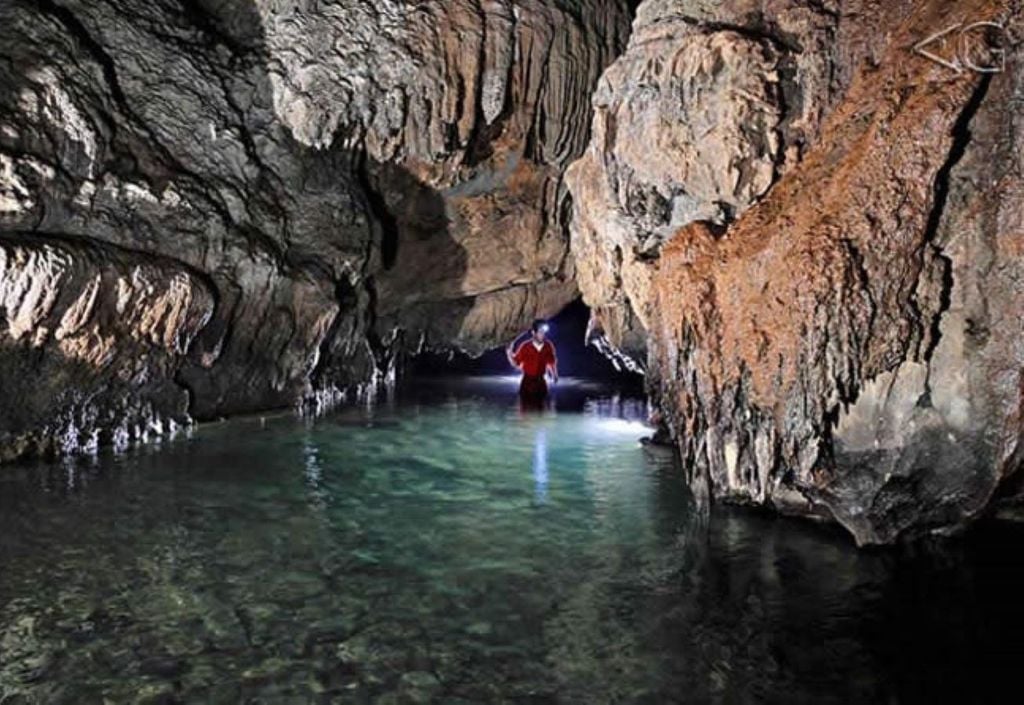 Gruta de Botuverá, uma das maiores cavernas do sul do Brasil, conhecida pelas grandes galerias subterrâneas e formações de estalactites e estalagmites preservadas. Crédito: Trip Tips