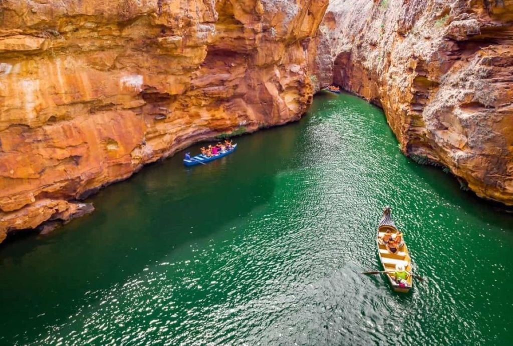 Cânions do Xingó, formação rochosa esculpida pelo rio Rio São Francisco, conhecida pelas paredes avermelhadas e pelas águas que cortam o sertão nordestino. Crédito: Melhores Destinos