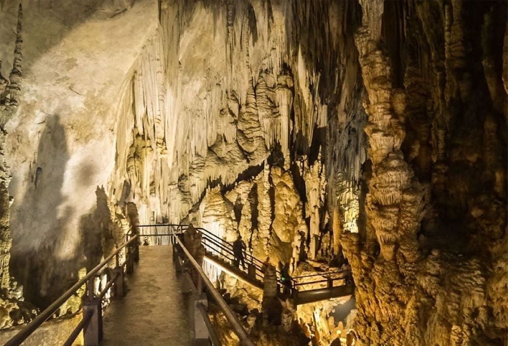 Além das praias e florestas tropicais, Brasil possui um patrimônio surpreendente de grutas ao longo de seu território. Crédito: Aventuras SP
