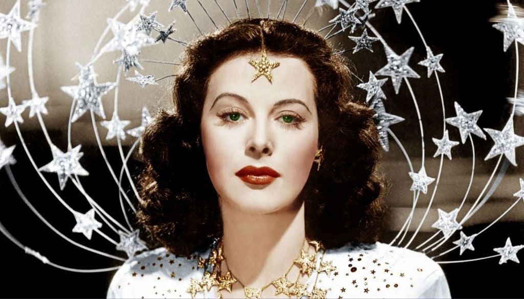 Hedy Lamarr Su invento fue ignorado en su época, pero décadas después se convirtió en base conceptual del WiFi, Bluetooth y GPS. Créditos de la imagen: Vanity Fair.