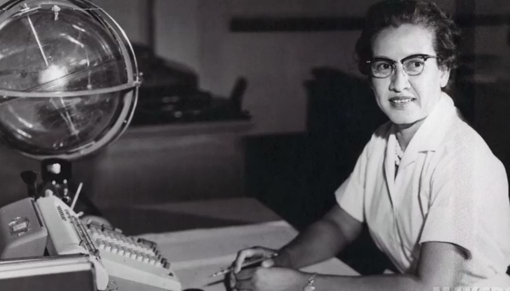 Katherine Johnson Sus fórmulas fueron esenciales para definir trayectorias seguras en misiones tripuladas, incluida la llegada del ser humano a la Luna. Créditos de la imagen: NASA.