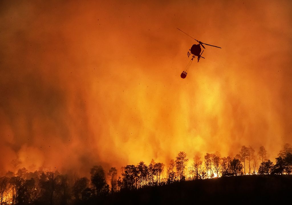 Helicóptero combatiendo un incendio forestal