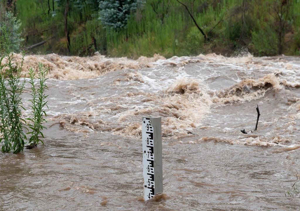 río caudaloso producto de grandes volúmenes de lluvia