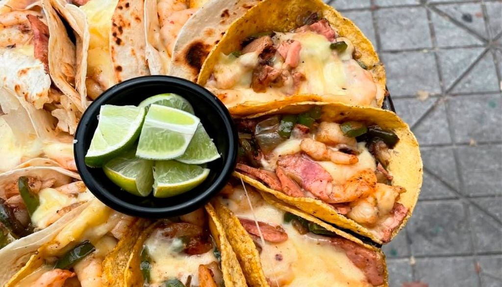 En IJole Taquería la reina es esta tabla de tacos familiar, para chuparse los dedos. Imagen: @ijoleaqueria