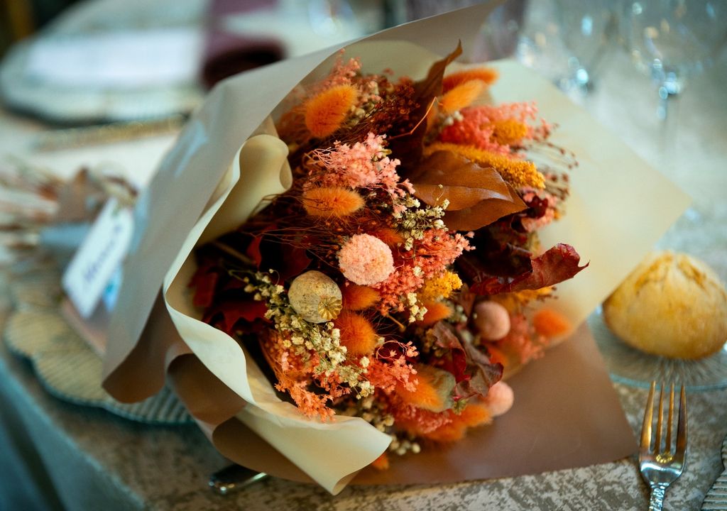 Prensadas o colgadas, las flores encuentran una segunda vida más duradera.