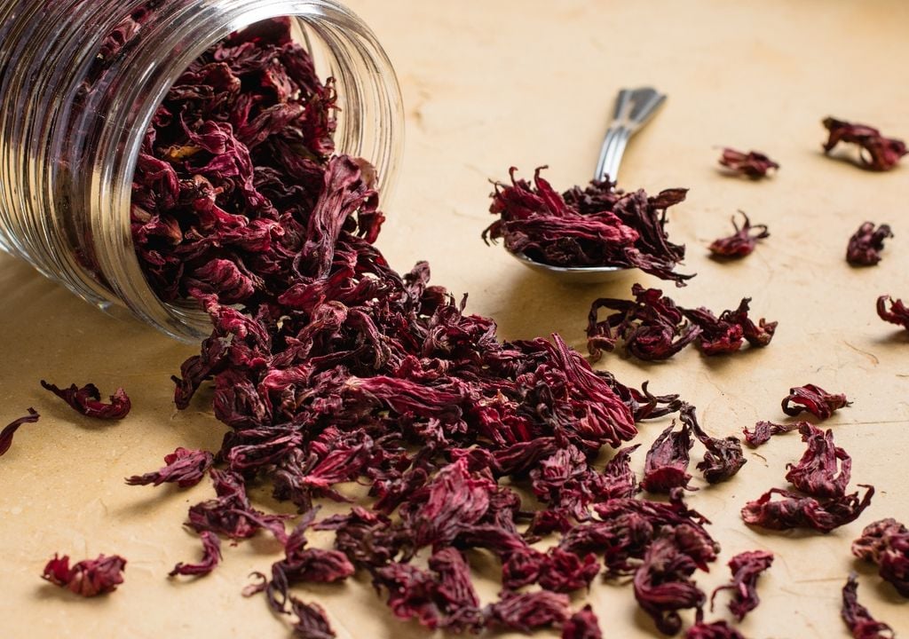 La textura crujiente de los pétalos secos aporta carácter a cualquier ambiente.