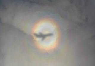 Brasil: fen&oacute;meno con colores del arco&iacute;ris sorprende a los pasajeros y se vuelve viral en las redes sociales