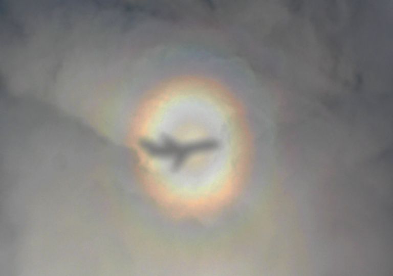 C&iacute;rculo colorido no c&eacute;u catarinense: fen&ocirc;meno com cores do arco-&iacute;ris surpreende passageiros e viraliza nas redes sociais