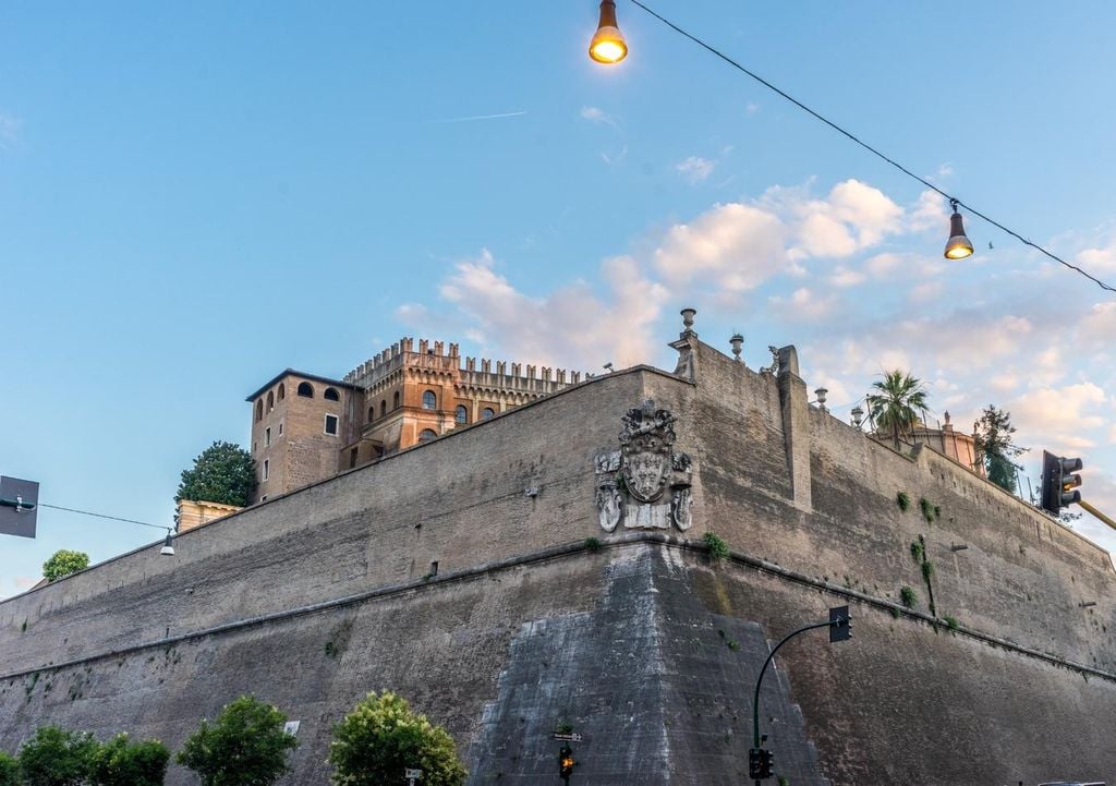 Con soli 882 abitanti ufficiali nel 2024, la Città del Vaticano è lo Stato più piccolo del mondo sia per superficie che per popolazione.