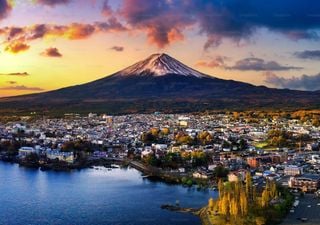 La insólita razón por la que una ciudad japonesa quiere bloquear la vista del monte Fuji para turistas