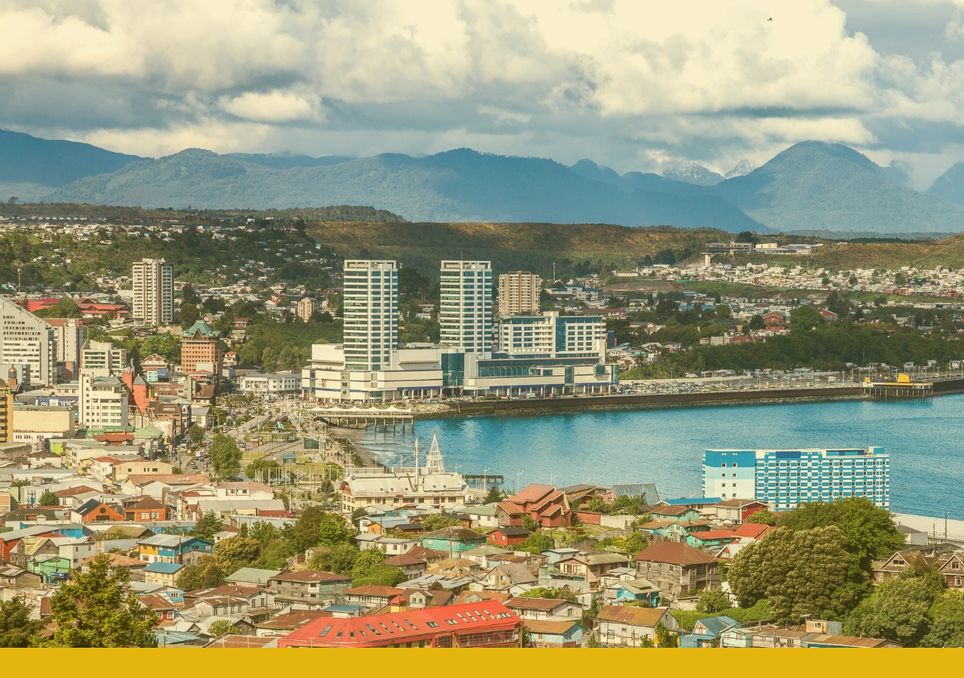 Imagen de una ciudad del sur de Chile sobre una franja amarilla que simboliza calidad del aire regular