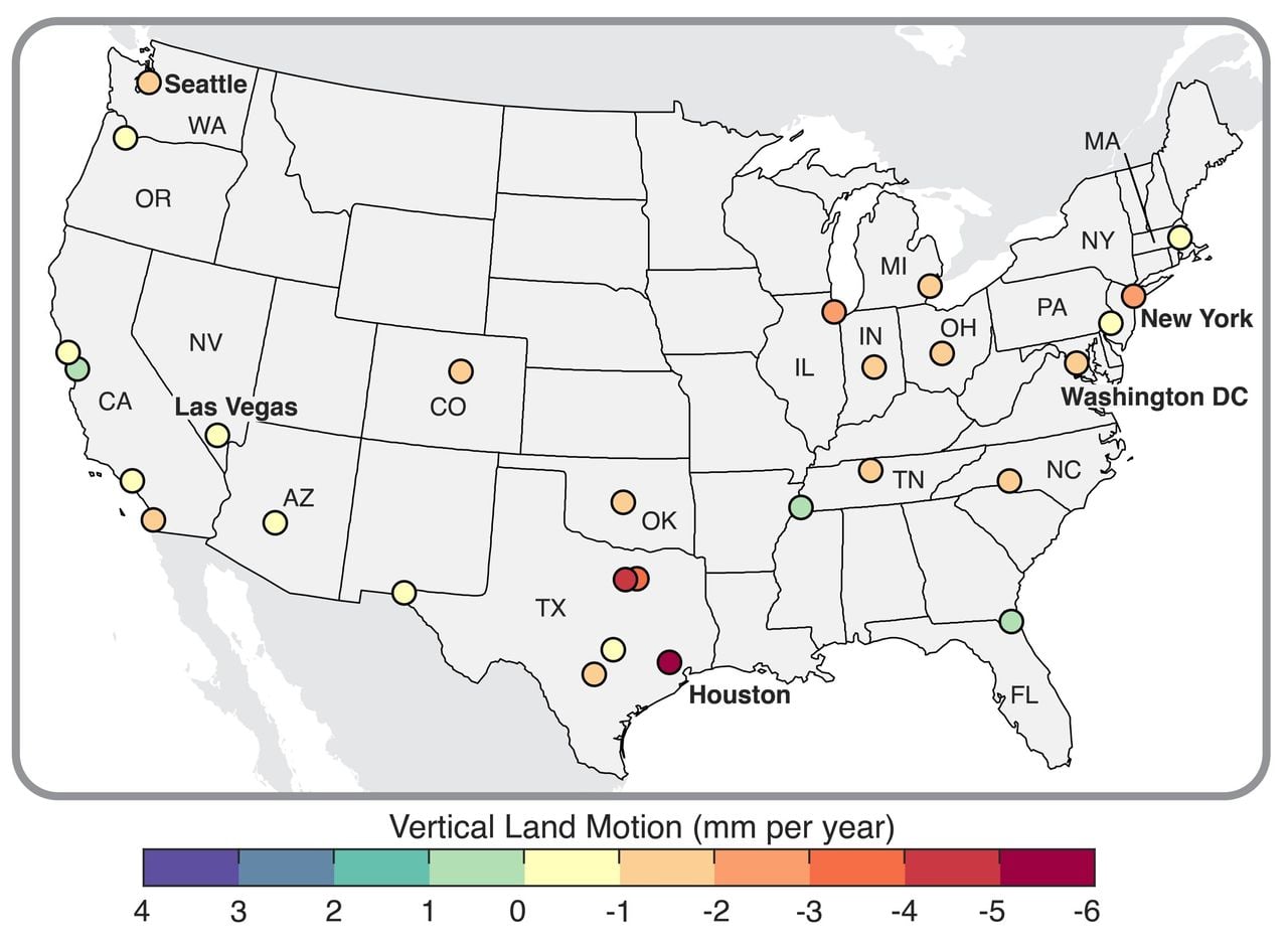 Un nuevo estudio basado en datos satelitales recientes revela que todas las ciudades de Estados Unidos con más de 600.000 habitantes se están hundiendo en mayor o menor medida. Crédito: Adaptado de Ohenhen et al., Nature Cities, 2025.
