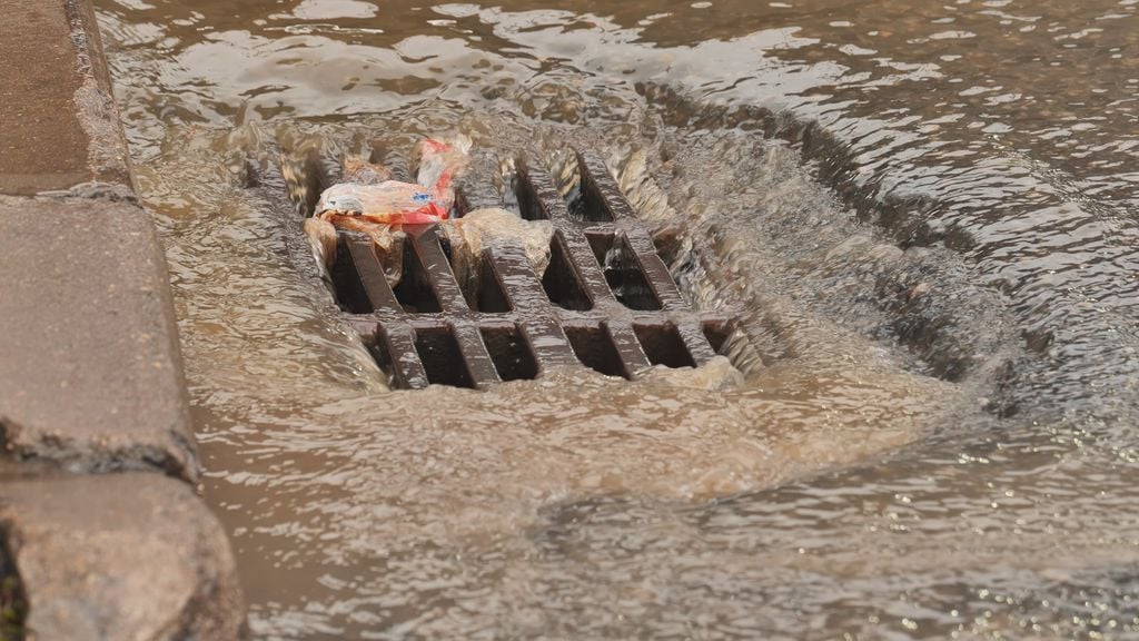 Al taparse las rejillas, el agua busca salidas alternas, incrementando el caudal de avenidas rápidas y generando inundaciones repentinas que ponen en riesgo la vida de transeúntes y residentes.