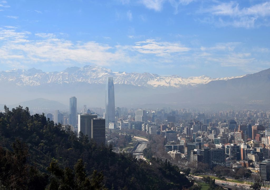 vista hacia la cordillera y Santiago cubierta con smog