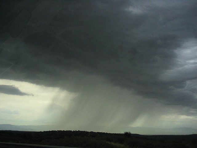  Foro de MeteocollbatóJordi Gubern Piñahttp://www.collbato.info/meteo/Ya tenemos ganador y ganadores ...Foto tomada desde La Garrotxa, el 20 de agosto de 2003 a las 19:43 horas después de una tormenta.¿Por qué ese título?, porque el cielo tan oscuro aparenta una altura exterior a la atmósfera, y en todo caso, un cumulonimbo siempre se asocia a su crecimiento vertical, hacia el techo troposférico, en este caso "hacia las estrellas"Este Cúmulus calvus crecía en el atardecer del 16 de octubre, justo un día antes del tormentón del 17 ("clímax" y "terror sobre las montañas"). Debía situarse, más o menos, sobre el triángulo Hellín-Almansa-Jumilla, y ver crecer a esa preciosidad fue un auténtico espectáculo. El cielo hacia esa parte fue un hervidero durante las últimas horas del día, y el crecimiento de estas torres era rápido e incesante, muestra de una tremenda inestabilidad que presagiaba lo que caería al día siguiente.Datos de la foto:Nombre del modelo de cámara- Canon PowerShot A70Hora y fecha de disparo- 22/08/03 18:56:26Modo de disparo- ManualModo Efecto de fotografía- DesactivarTv(Velocidad de obturación)- 1/320Av(Valor de abertura)- 2.8Modo de medición- EvaluativaVelocidad ISO- 50Objetivo- 5.4 - 16.2mmDistancia focal- 5.4mmZoom digital- NingunoTamaño de imagen- 2048x1536Calidad de la imagen- FinaFlash- DesactivarBalance de blancos- AutomáticoModo AF- Simple AFTamaño de archivo- 495KBModo de avance- Disparo de fotograma únicoComentarios:La foto está sacada a la altura del puerto de Miravete, en la NV, en dirección NO-N. El 22 de agosto fue uno de los poquísimos días tormentosos que he podido vivir este año. A medida que pasaba el tiempo se podía ver como la nube que estaba sobre nosotros iba ganando en espesor al mismo tiempo que empezaba a precipitar. Durante algunos momentos, la nube sobre nuestras cabezas tomaba unas ondulaciones realmente curiosas lo que daba idea de la potencia de sus corrientes internas. La foto está hecha en los inicios pues 15 minutos después, la manta de agua se extendía tanto, que en la foto ya no se hubiera visto una franja de precipitación como tal. La tormenta progresó hacia el norte dejando abundante aparato eléctrico y mucha precipitación.Felicidades a los ganadores ... y muchas gracias a todos por vuestra participación ...Saludos a todos, desde Collbató.