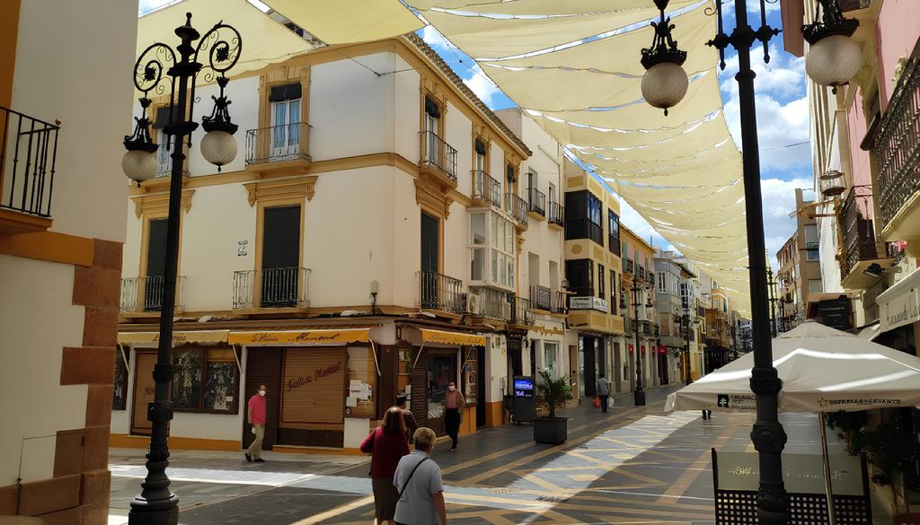Desde hace varios años, cada verano, en la comercial calle Corredera del casco antiguo de Lorca, Murcia, se colocan velas de sombra. Ayuntamiento de Lorca.
