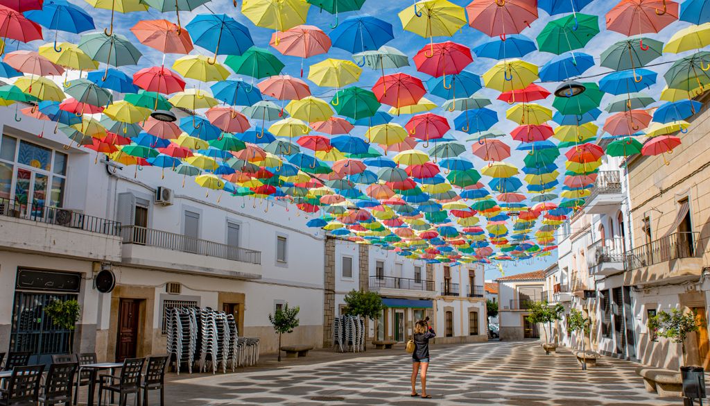 En algunos municipios han apostado por una versión más moderna y estéticamente atractiva de las tradicionales velas de sombra.