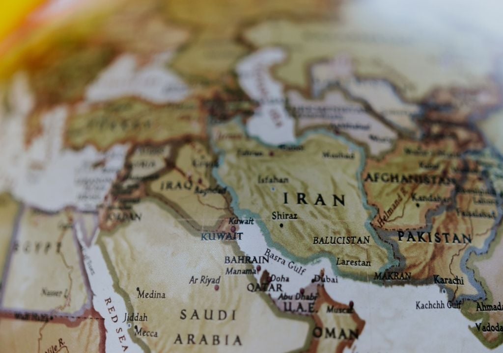 L’Iran è un mosaico climatico unico, dominato da vette oltre i 4.000 metri e vasti bacini desertici ad appena 200 metri di quota.