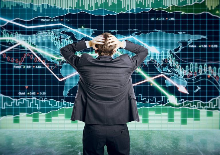 Homem de costas a observar gráfico mundial de ações. Homem de costas a observar gráfico mundial de ações.