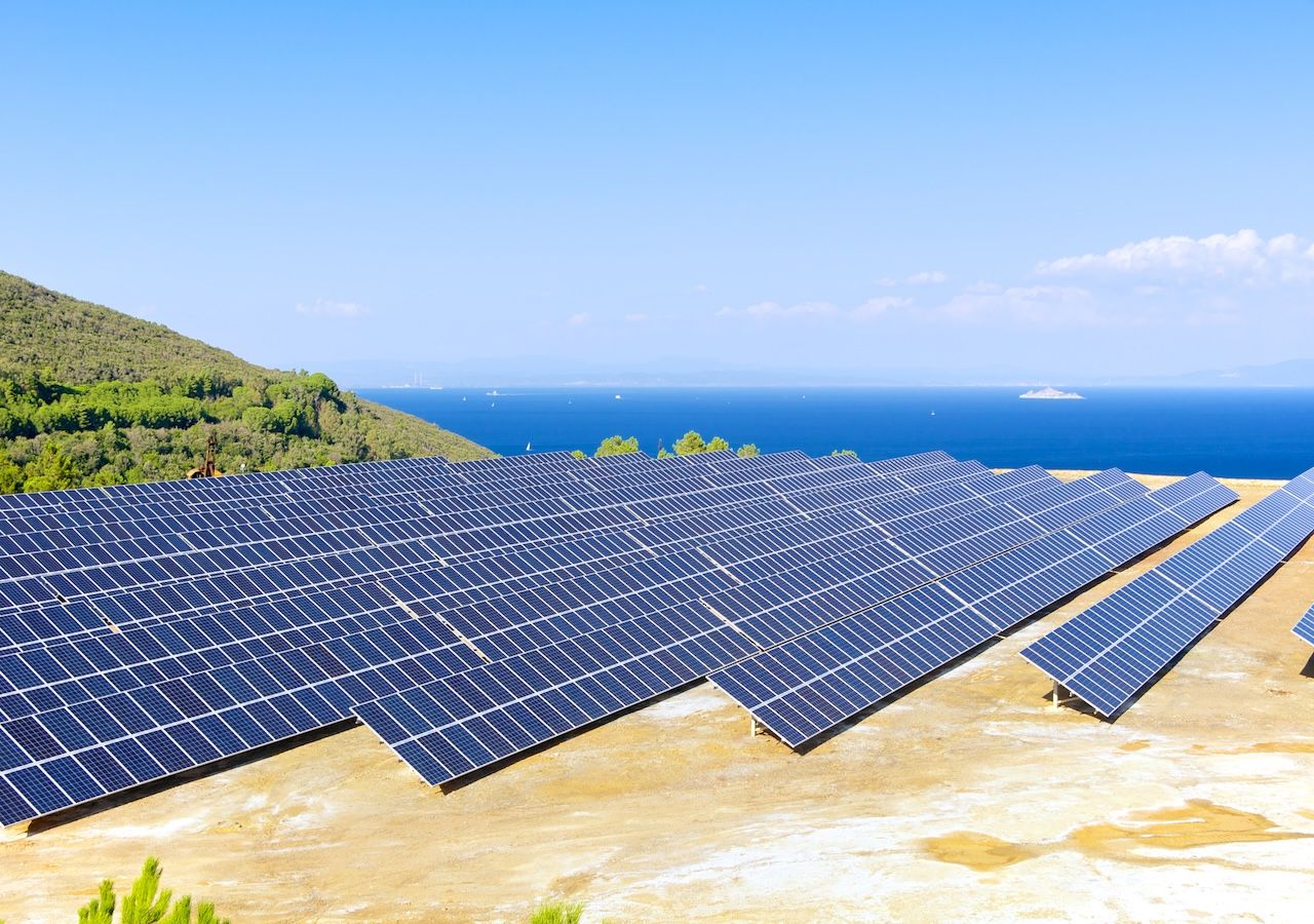 Un campo fotovoltaico in un terreno marginale all'Isola d'Elba. Per tagliare le emissioni del 90% serve una diffusione capillare di energie rinnovabili, solare ed eolico in primis, anche con compromessi nel territorio. Vi sarebbero però vantaggi non solo ambientali ma anche nell'economia e nell'indipendenza energetica.