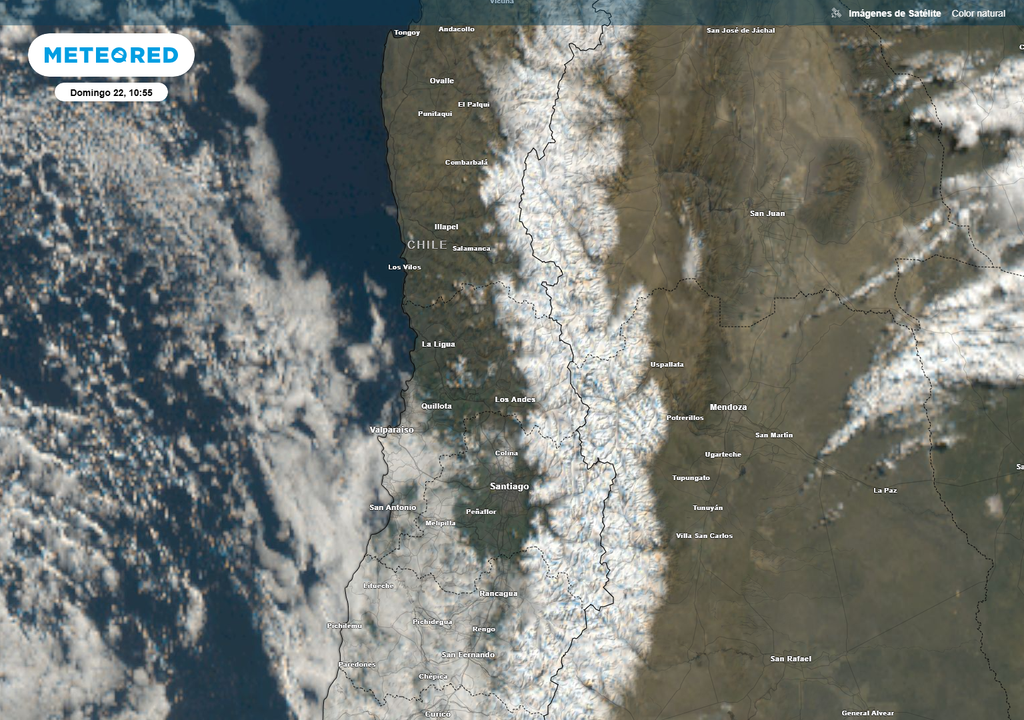 Imagen satelital de la zona central de Chile donde se ve la nieve en cordillera Imagen satelital de la zona central de Chile donde se ve la nieve en cordillera