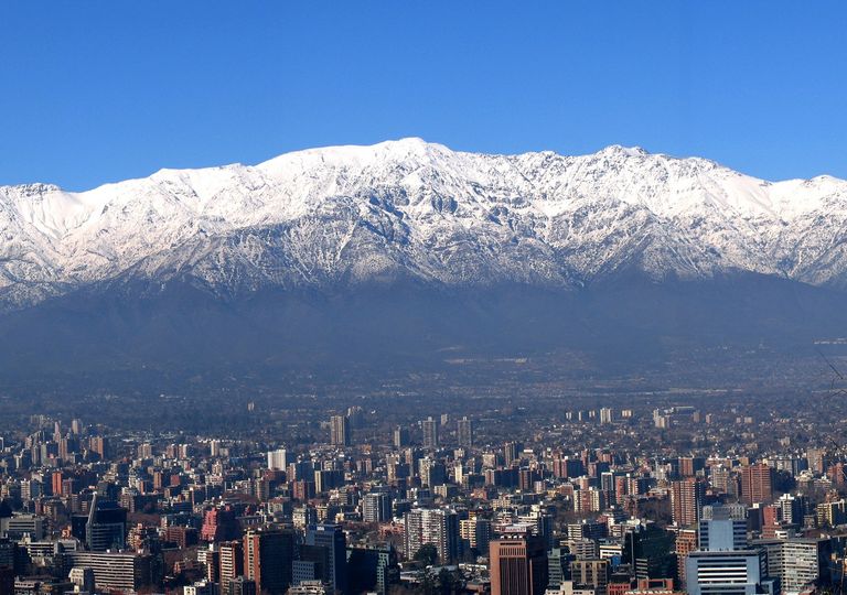Cordillera de Los Andes nevada vista desde Santiago de Chile Cordillera de Los Andes nevada vista desde Santiago de Chile