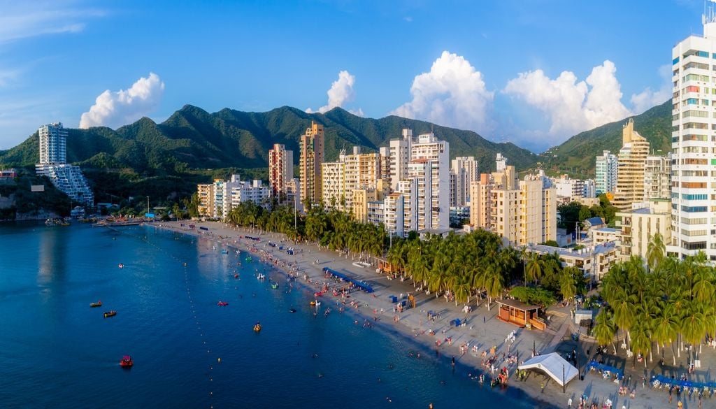 Splendida vista della città di Santa Marta, in Colombia. Città coloniale circondata da mare tropicale e montagne meravigliose, è però anche un importante porto carbonifero.