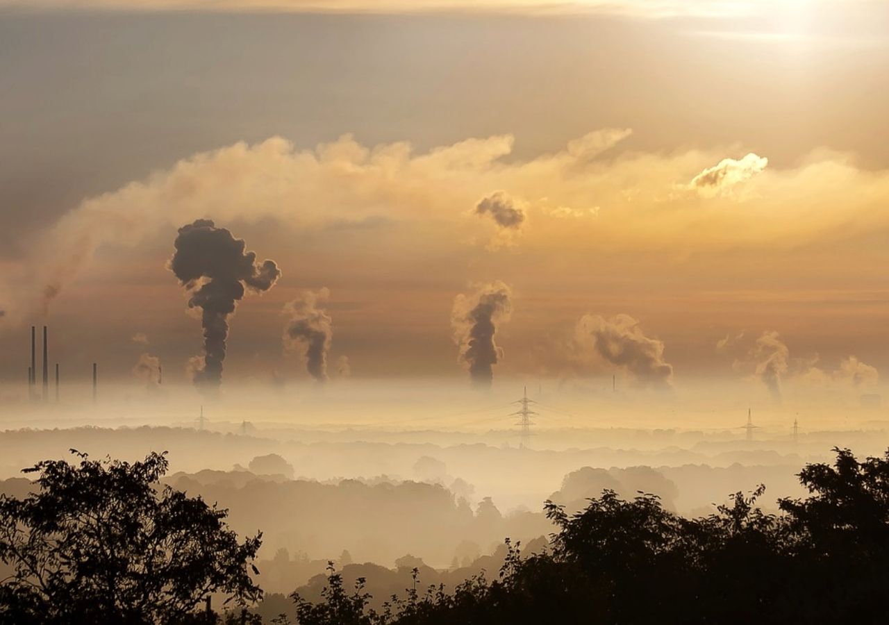Imagem de fumo industrial e nevoeiro. Crédito: Pixabay