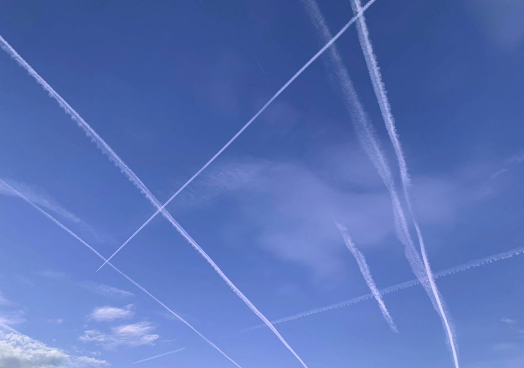 estelas de condensación en el cielo