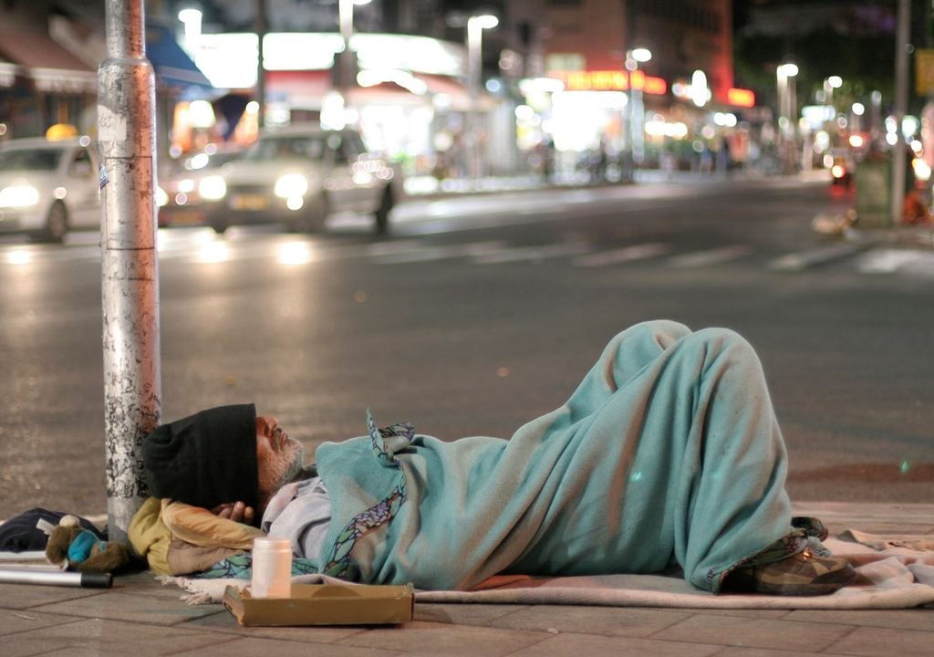 Persona en situación de calle, durmiendo a la intemperie