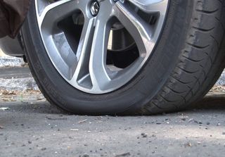 Non è una foratura, è la fisica: l'arrivo del freddo sta abbassando la pressione dei pneumatici della tua auto