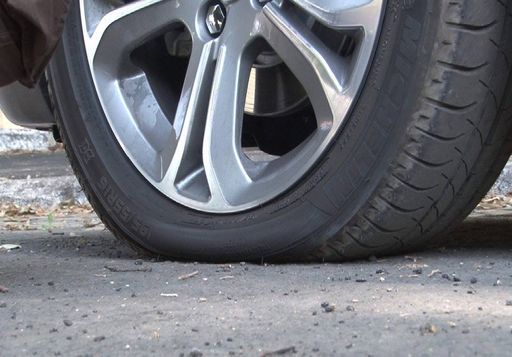 Non è una foratura, è la fisica: l'arrivo del freddo sta abbassando la pressione dei pneumatici della tua auto