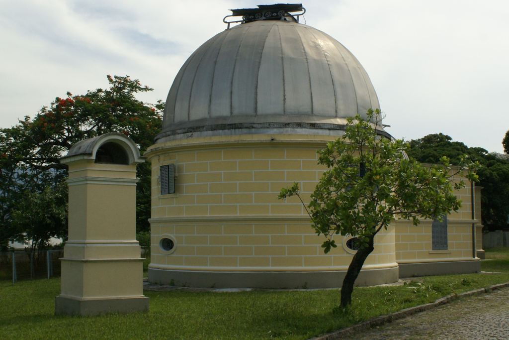 O Observatório Nacional tem diferentes campus sendo um deles na capital Rio de Janeiro e outro na cidade de Vassouras, onde foi instalado o equipamento do GNOME.