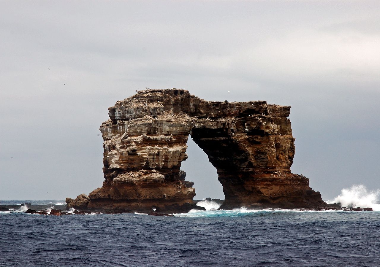 El llamado Arco de Darwin es una piedra natural que en algún momento formó parte de la isla del mismo nombre.