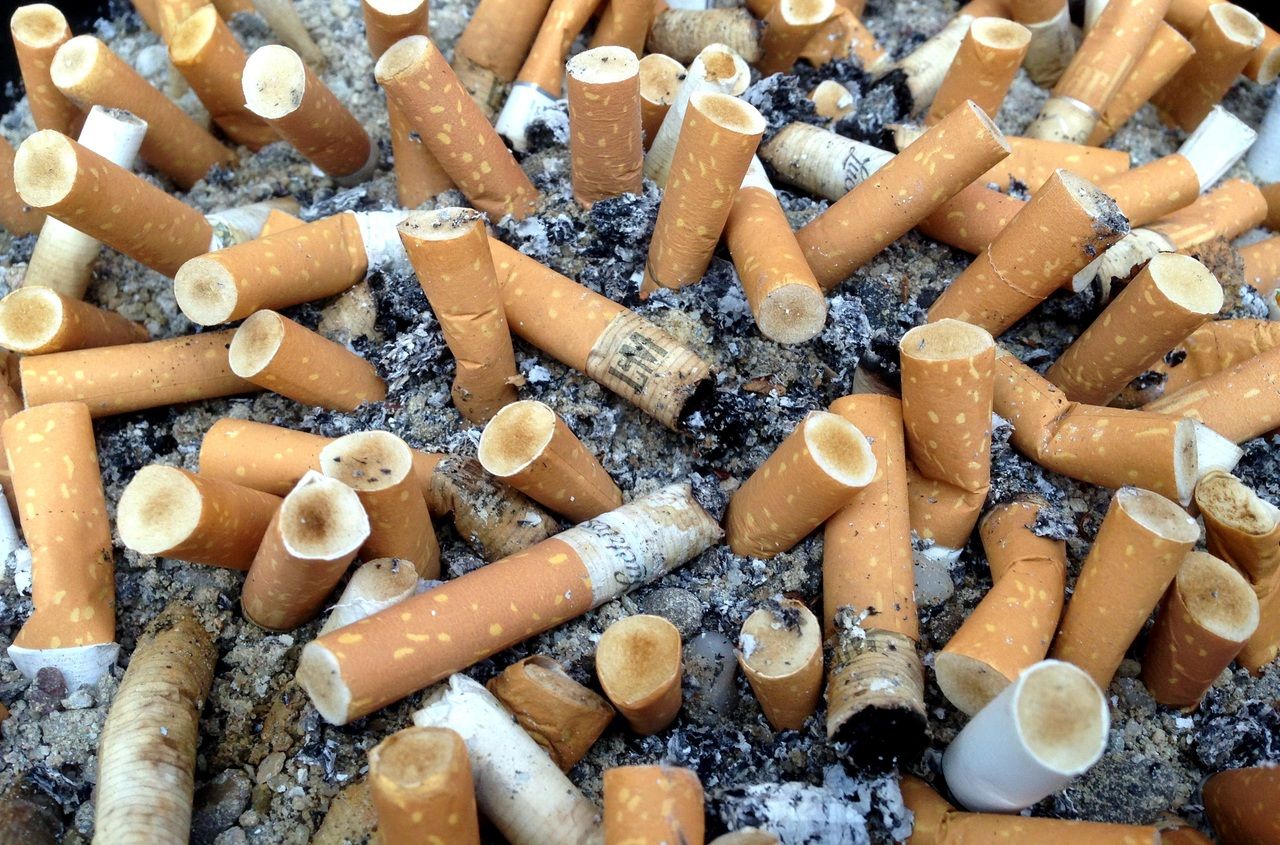 Las colillas de los cigarrillos son elementos de alto impacto en el medioambiente. Imagen PXHERE.com
