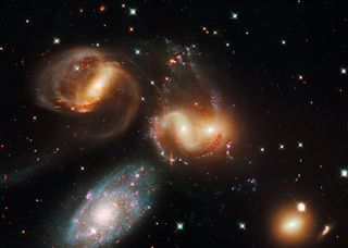 Uma colisão de galáxias está gerando uma onda de choque colossal