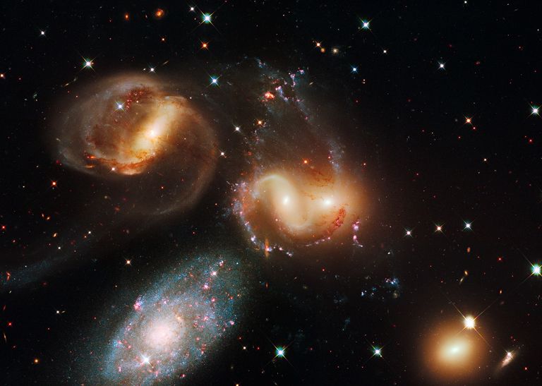 Una colisión de galaxias está generando una colosal onda de choque Una colisión de galaxias está generando una colosal onda de choque